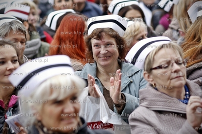 Protest pielegniarek i poloznych pod Urzedem Marszalkowskim...