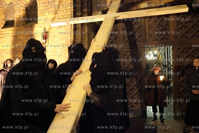 Gdańsk. Misterium Nocne. Nz. uczestnicy misterium...