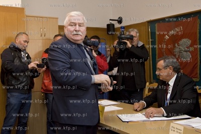 Wybory prezydenckie 2015. Lech Wałęsa głosuje w...