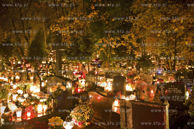 Dzień Wszystkich Świętych. Cmentarz katolicki w...