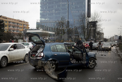 Samochód marki Nissan uderzył w przystanek tramwajowy...