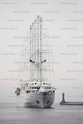 Żaglowiec Wind Surf wpływa do portu w Gdyni.
10.08.2017
fot....