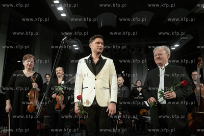 Opera Leśna. Koncert z okazji Dnia kobiet. Nz. Marcin...