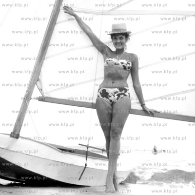 Dziewczyna prz zaglowce na plazy w Sopocie. 0000589z...