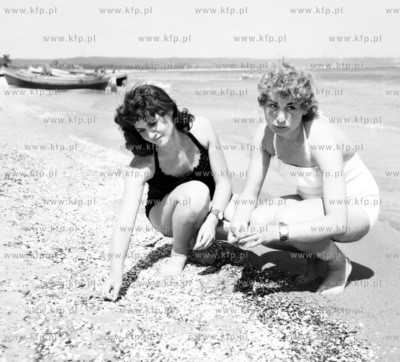 Plazowiczki szukaja bursztynu na gdanskiej plazy. 0003535...