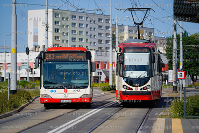 Morena. Duwag N8C i Mercedes-Benz O530 Citaro na przystanku...