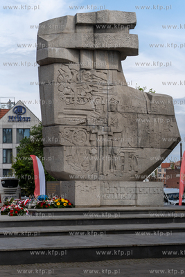 81. rocznica zakończenia II wojny światowej pod pomniekiem...