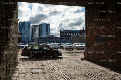 Gdańsk, Stocznia Cesarska. W tle napis "Jak wspierać...