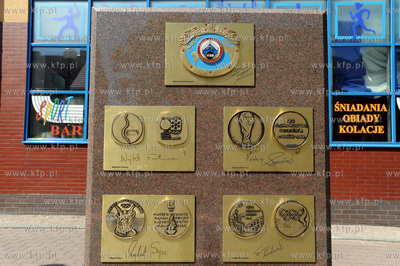 Dziwnow, Aleja Gwiazd Sportu. Marmurowe plyty z replikami...