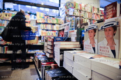 Gdansk. Ksiegarnia Muza. Autobiografia Danuty Walesy...