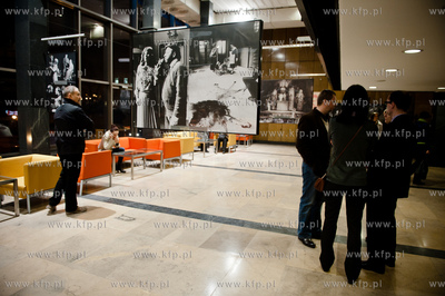 Gdansk. Teatr Wybrzeze. Wystawa zdjęć przygotowana...