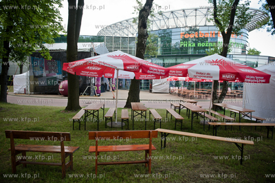 Gdansk. Plac przed Galeria Przymorze. Swiecaca pustkami...