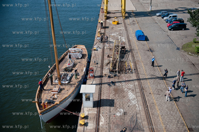 Gdansk. Stocznia Remontowa. Operacja stawiania pierwszego...