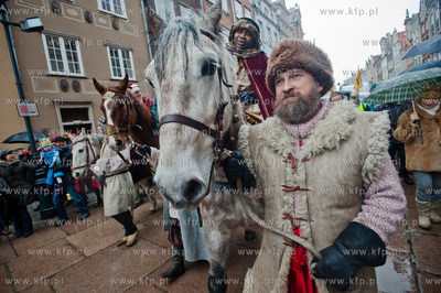 Gdansk. Orszak Trzech Kroli na ulicach Glownego Miasta....
