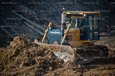 Gdansk. Zasypywanie wielkiej dziury znajdujacej sie...
