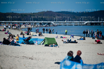 Tlumy mieszkancow i turystow na plazy i ulicach Sopotu,...