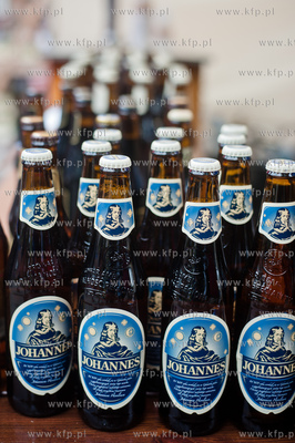 Gdansk. Plac przed siedziba Polskiego Zwiazku Wedkarskiego...