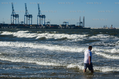Gdansk. Letni wypoczynek na plazy miejskiej Stogi....