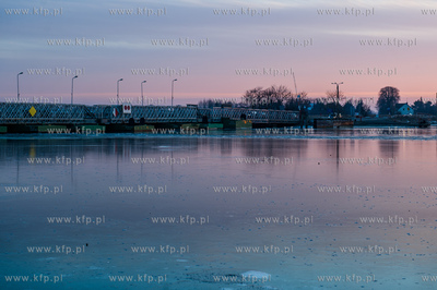 Skuta lodem Martwa Wisla na wysokosci mostu pontonowego...