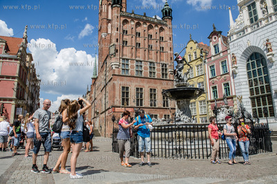 Gdańsk. Neptun przystrojony szalikiem w barwach narodowych.
01.07.2016
fot....