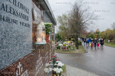 Gdańsk. Cmentarz Łostowicki. Dzień Wszystkich Świętych....