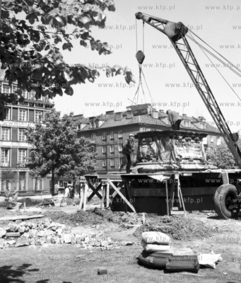 Montaz pomnika krola Jana III Sobieskiego na Targu...