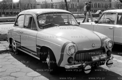 Wyposazony w dodatkowe swiatla, stylizowany na sportowy...