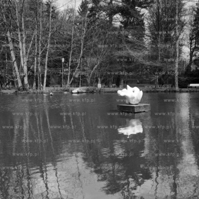 Dzieki staraniom srodowisk tworczych na terenie parku...