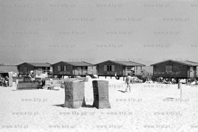 Plaża w Gdańsku Brzeźnie. Na drugim planie pomieszczenia...