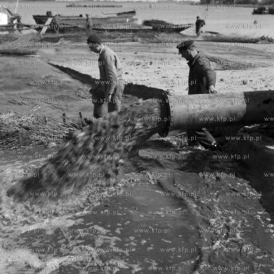 Pracownicy Rejonu Dróg Wodnych z Tczewa przy budowie...