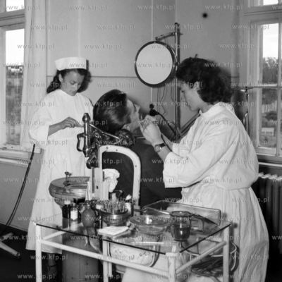 W gabinecie stomaologicznym. (lata50).19580008097zFot....
