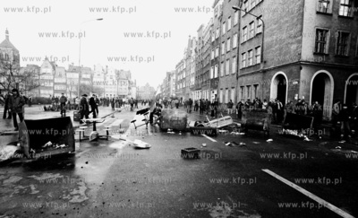 Gdansk. Stan Wojenny. Starcia z milicja. Nz. starcia...