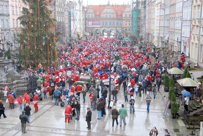 Okolo 380 Mikolajow na swych wspanialych dwu  i czterokolowych...