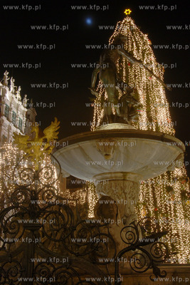 Gdansk noca. Nz Fontanna Neptuna na tle gdanskiej choinki
07.12.2006
Fot....