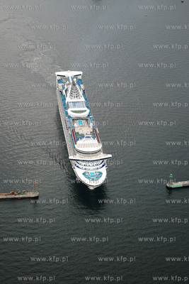 Gdynia z lotu ptaka. Nz. Wycieczkowiec STAR PRINCES...