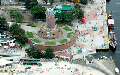 Kolobrzeg z lotu ptaka. Nz wejscie do portu z latarnia...