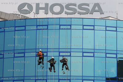 Wiosenne porzadki w Gdyni. Wysokosciowcy myja okna...