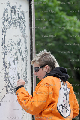 Lato zaczyna sie w Gdyni czyli Cudawianki. Nz. URBAN...