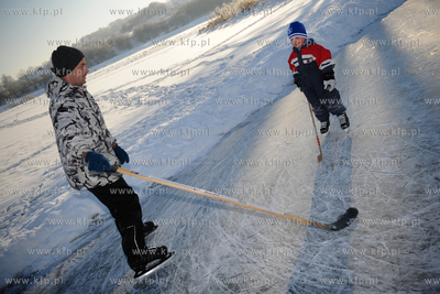 Gdansk Zakoniczyn. Zimowy krajobraz pelen sniegu. Mieszkancy...