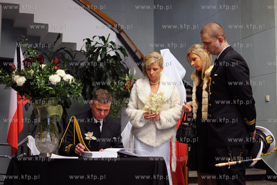 Gdynia. W Urzedzie Miasta wystawiono ksiege kondolencyjna...