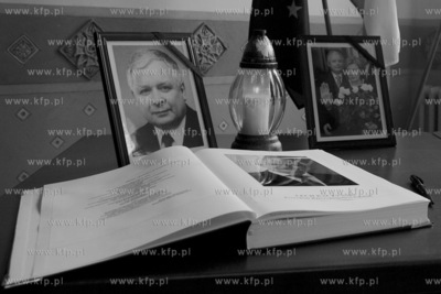 Wejherowo. W wejherowskim ratuszu wylozono ksiege kondolencyjna...