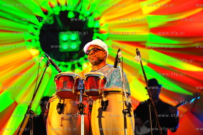 CudaWianki czyli Lato zaczyna sie w Gdyni. Nz. Zespol...