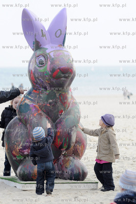 Gdynia dzieci malowaly wielkiego 2,5 metrowego zajaca...
