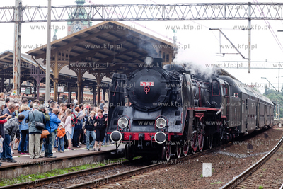 Pociag Heweliusz, prowadzony przez parowoz z wolsztynskiej...