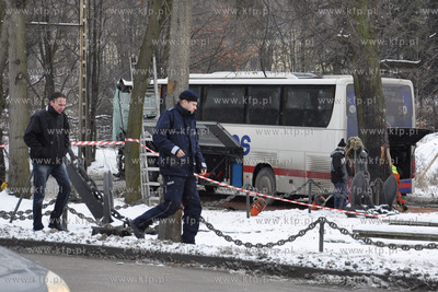 Ok. godz. 11 autokar turystyczny wjechal w drzewo na...