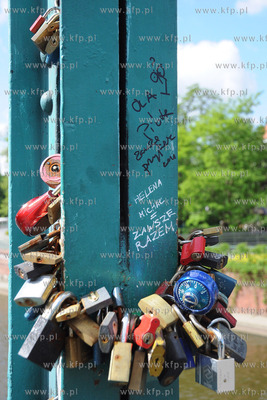 Wroclaw. Most Tumski na ktory mlode pary przyjezdzaja...