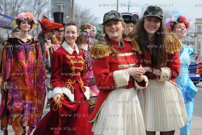 Zawieszenie wiechy na Teatrze Muzycznym w Gdyni. 16.04.2013Fot....