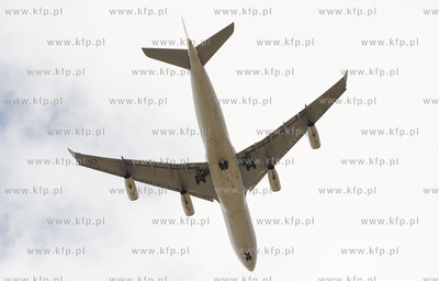 Airbus A 340-200 Francuskich Sil Powietrznych wyladowal...