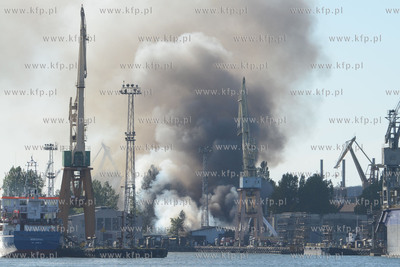 Pozar hali na terenie stoczni Marynarki Wojennej w...