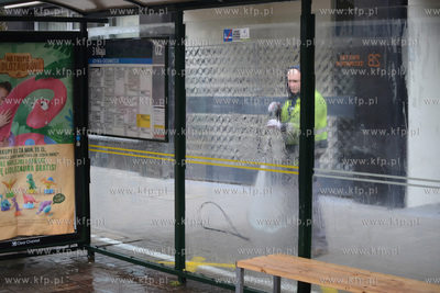 Gdynia. Mycie wiaty przystankowej na ul. 10-Lutego...